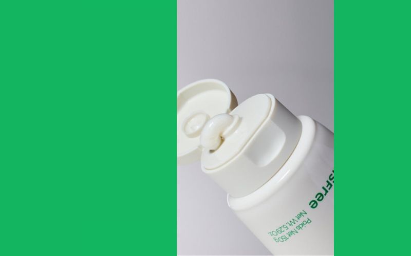  Bọt kem mịn từ Sữa Rửa Mặt Innisfree Trà Xanh