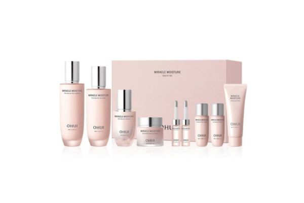 Bộ mỹ phẩm OHUI dưỡng trắng cao cấp giúp làm sáng và đều màu da.