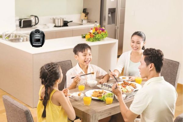 Bữa cơm gia đình ấm cúng với cơm nấu từ nồi cơm điện cao tần Cuckoo