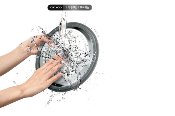 Nồi cơm điện Cuckoo với nắp rời và chức năng vệ sinh tự động bằng hơi nước