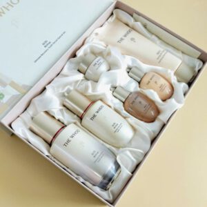 Bộ sản phẩm Whoo Bichup Ultimate Recovery chụp sáng tạo với nền tự nhiên