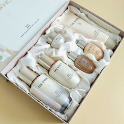 Bộ sản phẩm Whoo Bichup Ultimate Recovery chụp sáng tạo với nền tự nhiên