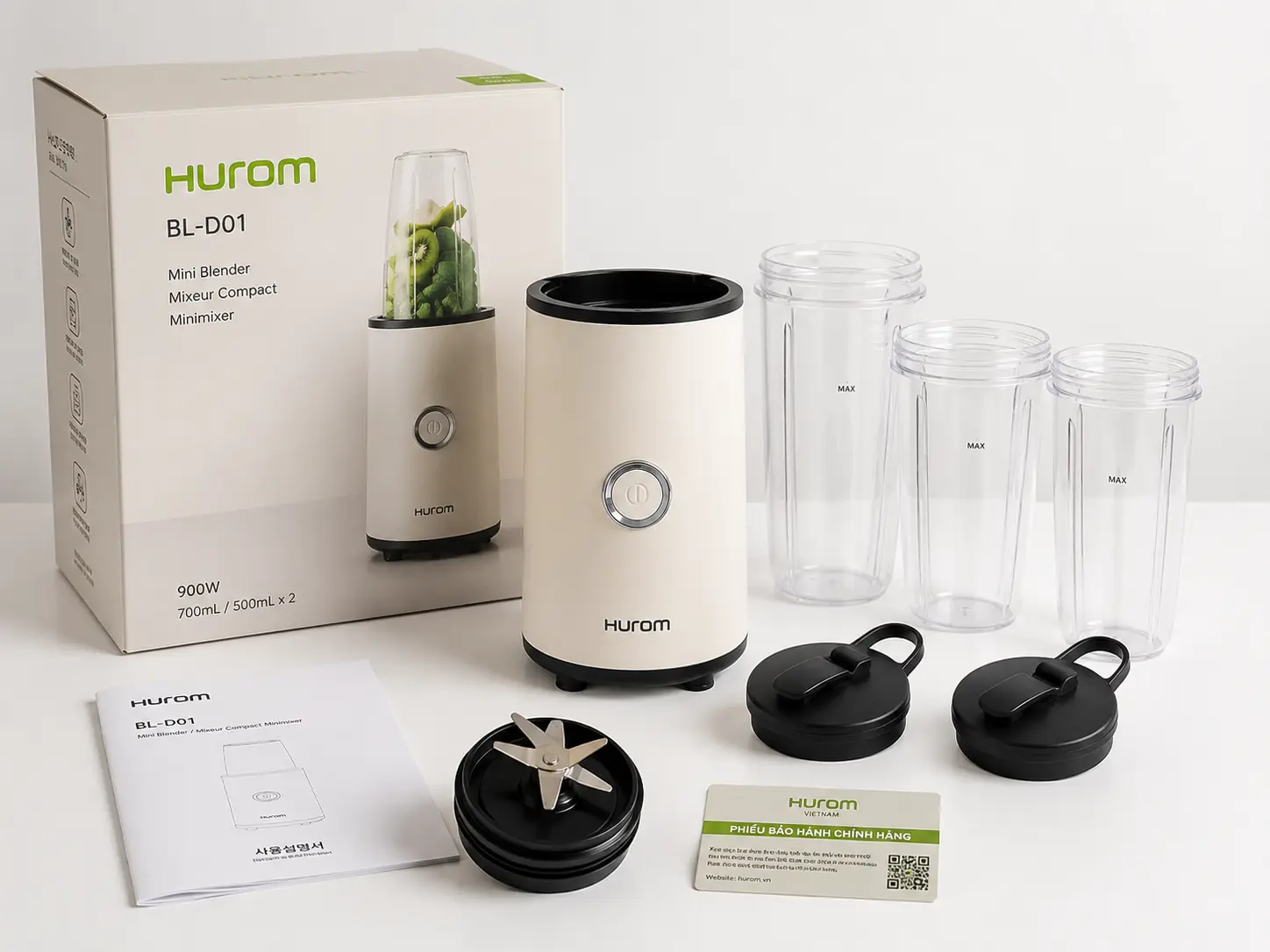 Bộ sản phẩm máy xay sinh tố mini Hurom BL-D01 chính hãng gồm thân máy, cối xay, ba bình đựng, lưỡi dao, nắp bình, hộp sản phẩm, sách hướng dẫn và phiếu bảo hành.