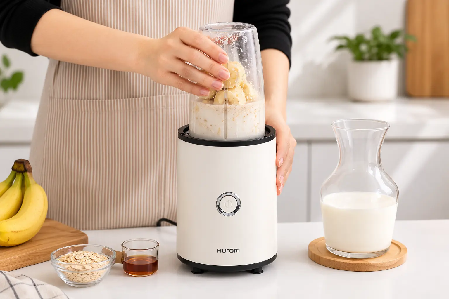 Máy xay sinh tố mini Hurom BL-D01 chính hãng đang xay sinh tố chuối với công suất 900W, thiết kế nhỏ gọn, phù hợp cho gia đình và văn phòng.