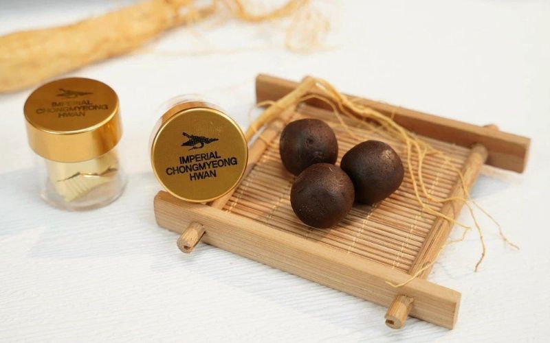 Các thành phần chính của An Cung 60 Viên như mật ong, hạt sen, gừng, phúc linh và các thảo dược quý khác