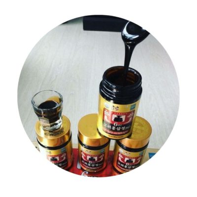 Cao lỏng bên trong lọ Cao Hồng Sâm 365 Hàn Quốc