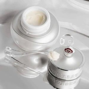 Kết cấu kem cao nám Whoo mềm mịn, dễ thẩm thấu