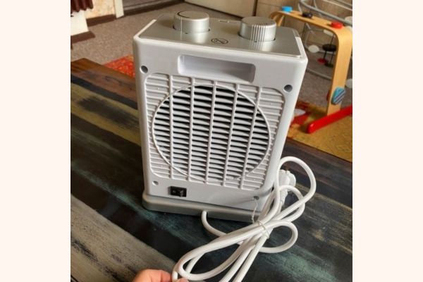 Cận cảnh lưới tản nhiệt và núm điều khiển của quạt sưởi gốm Steba KH4