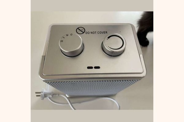 Quạt sưởi gốm Steba KH4 đặt trong phòng ngủ, giúp sưởi ấm không gian nhanh chóng